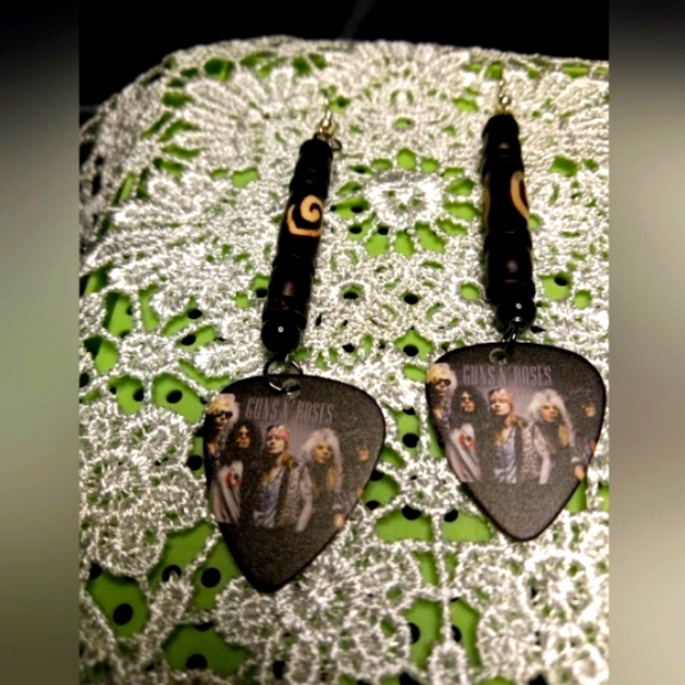 Guitarpick Earrings (Guns & Roses)